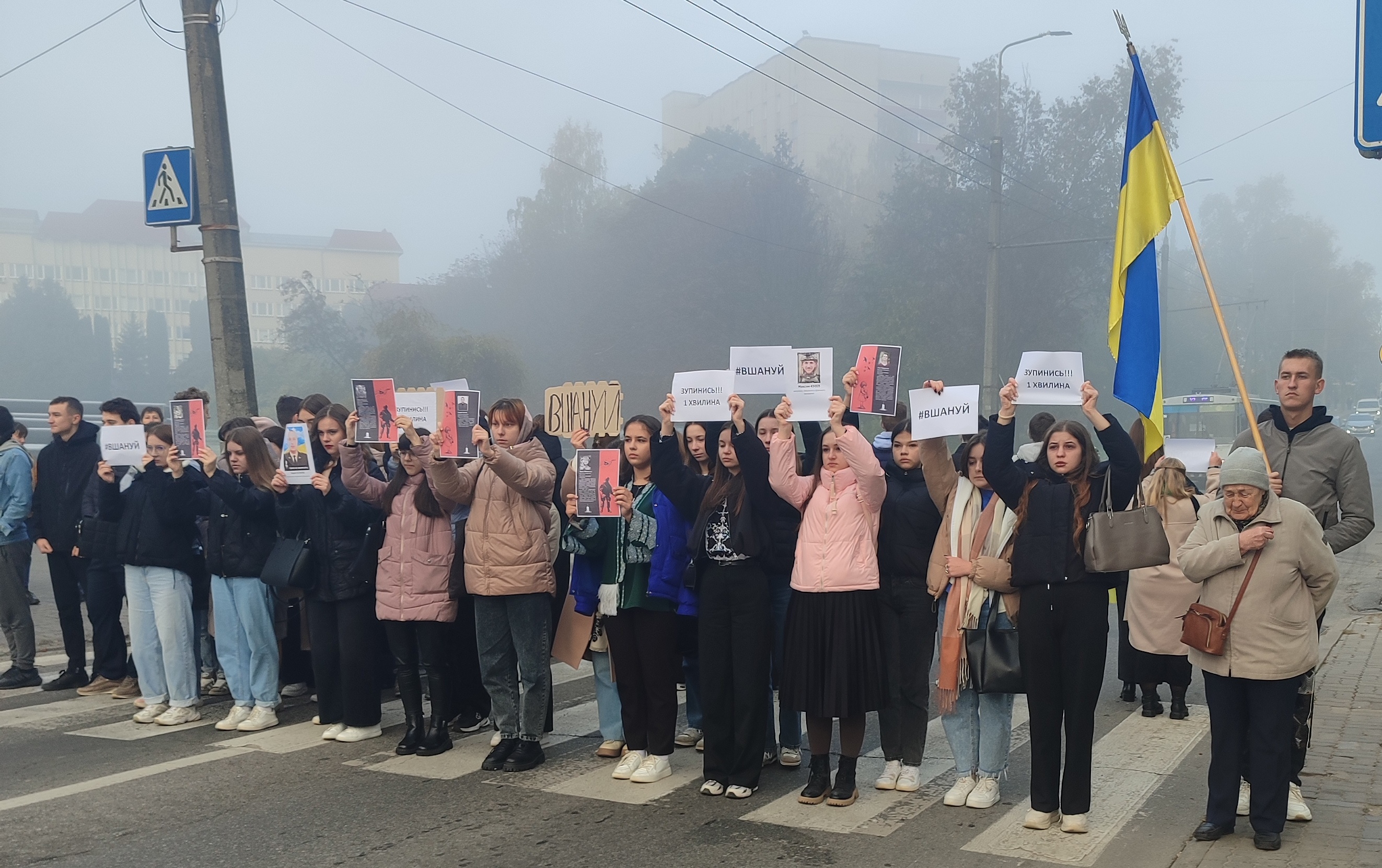Студенти підняли портрети загиблих випускників університету